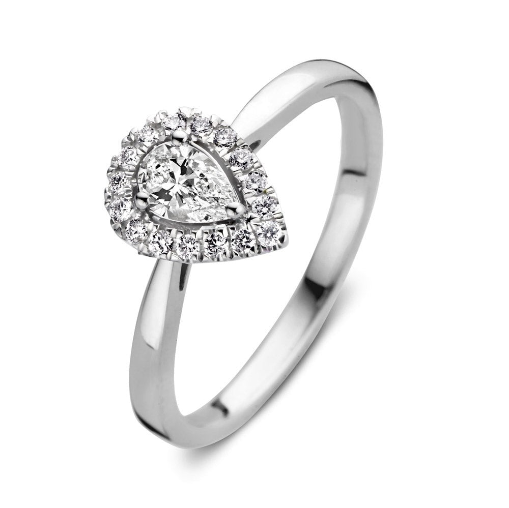 Anillo de oro blanco con forma de lágrima y diamantes brillantes en el centro.