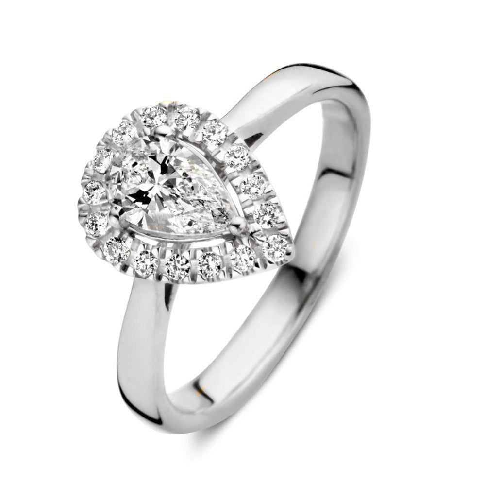 Anillo de oro blanco con diamantes en forma de pera y un diseño de halo.