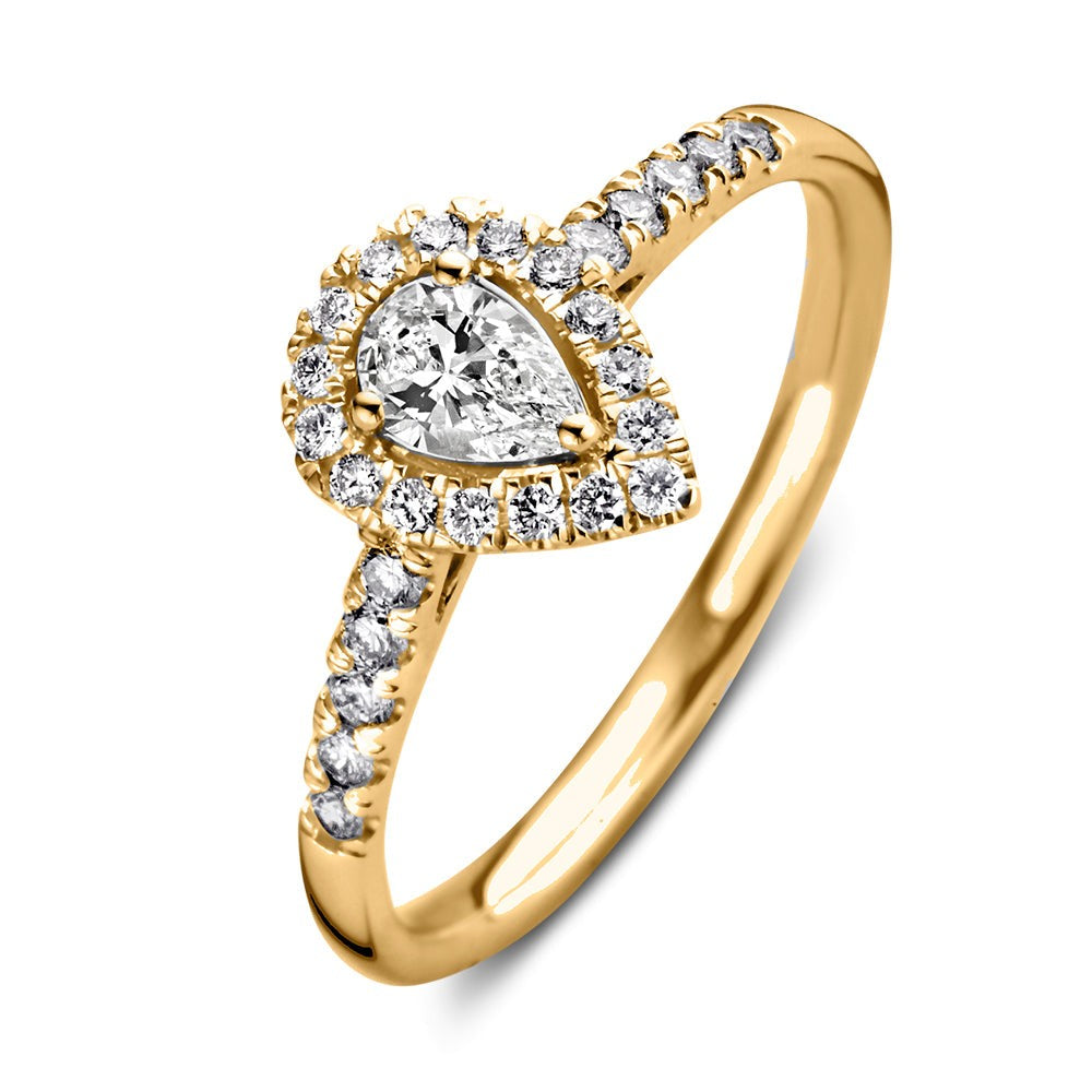 Anillo de oro amarillo con diamante en forma de pera y pavé de diamantes.