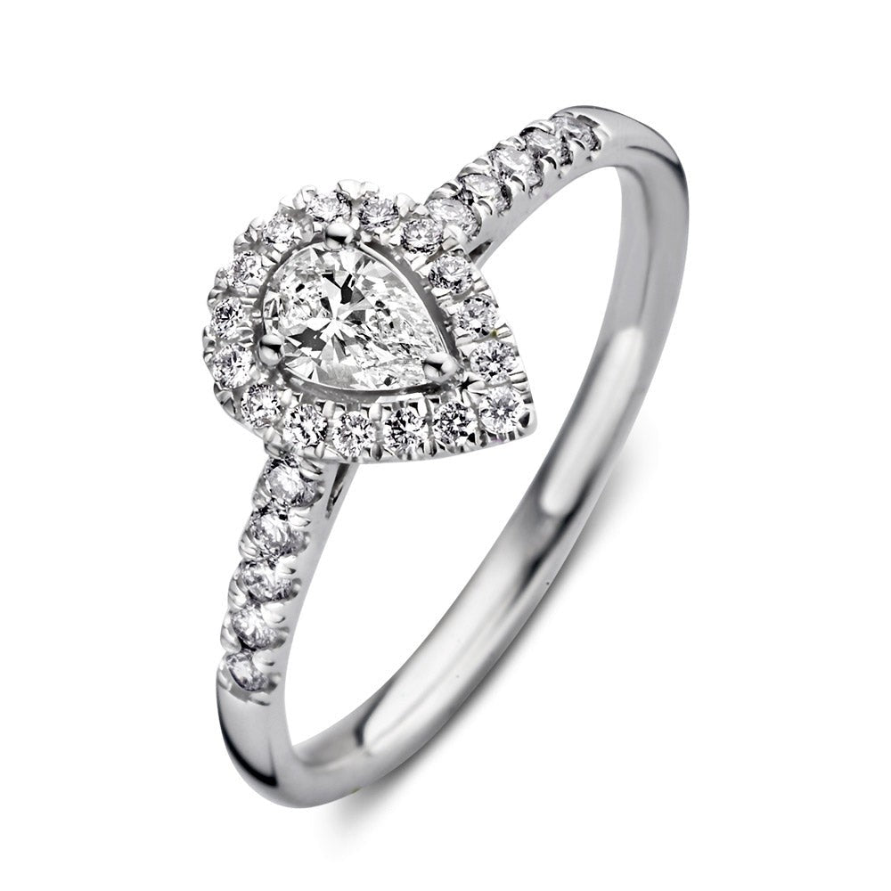 Anillo de oro blanco con diamantes en forma de pera y banda decorativa.