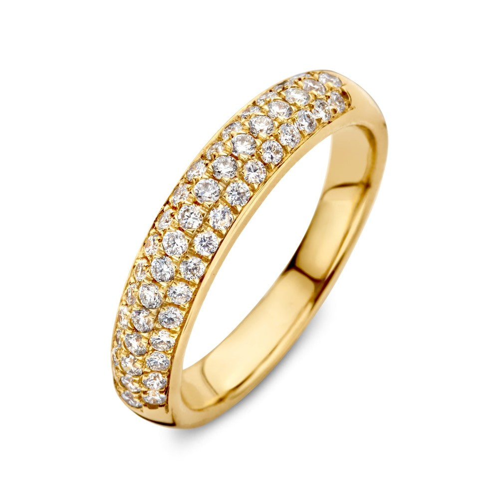 Anillo de oro amarillo con 0,52 quilates de diamantes engastados en pavé.