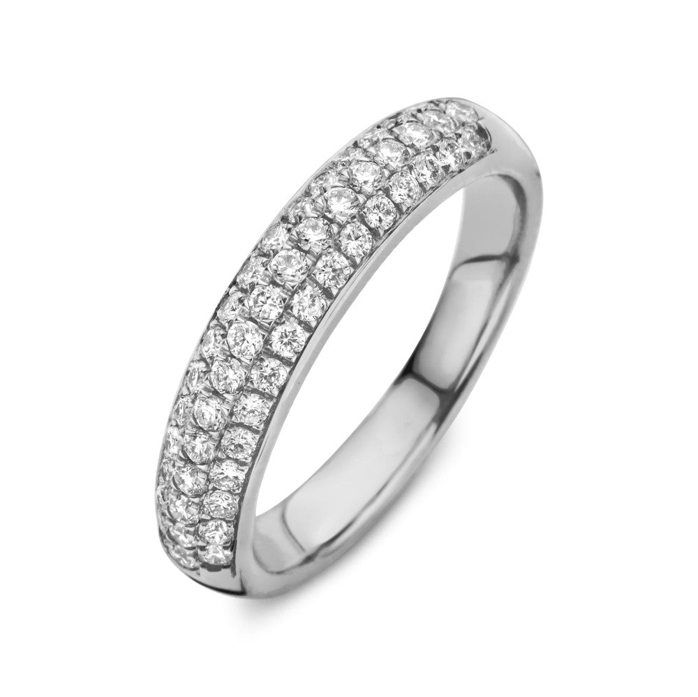 Anillo de oro blanco con 0,52 quilates de diamantes brillantes en pavé.