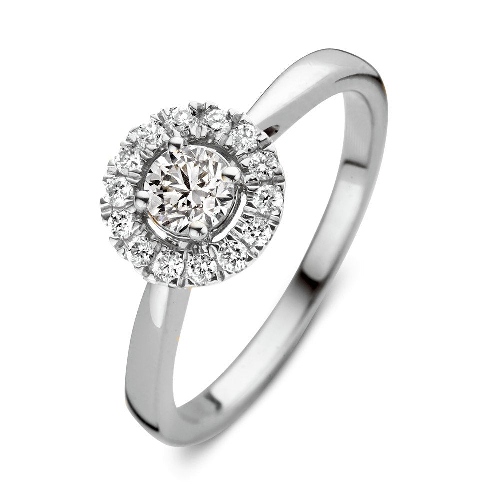Anillo de oro blanco con diamante central y circonitas alrededor.