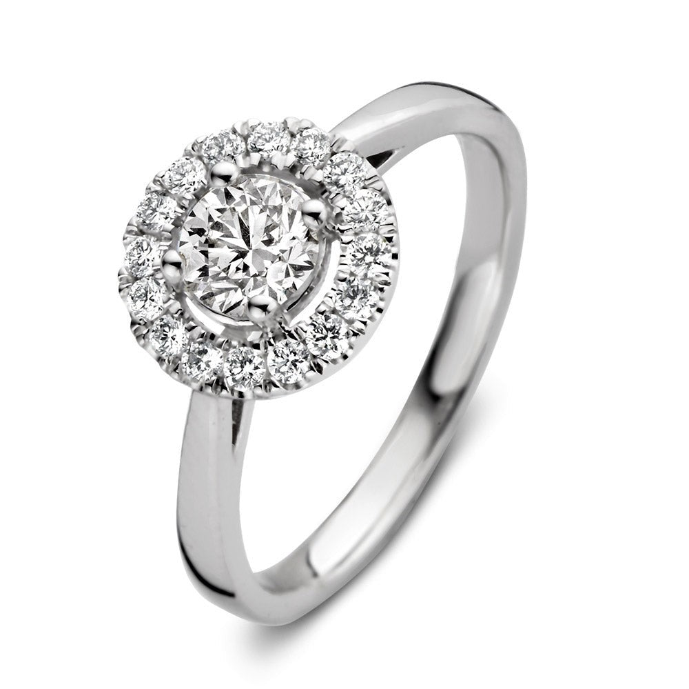 Anillo de oro blanco con diamante central y circunferencia de diamantes brillantes.