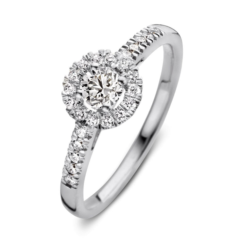 Anillo de oro blanco con diamante central y pavé de diamantes alrededor.