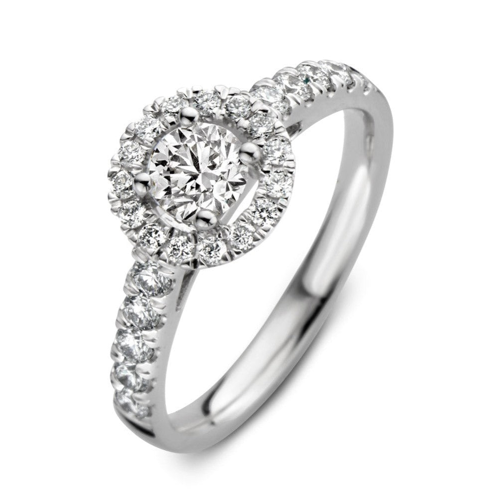 Anillo de oro blanco con diamante central y pavé de diamantes alrededor.