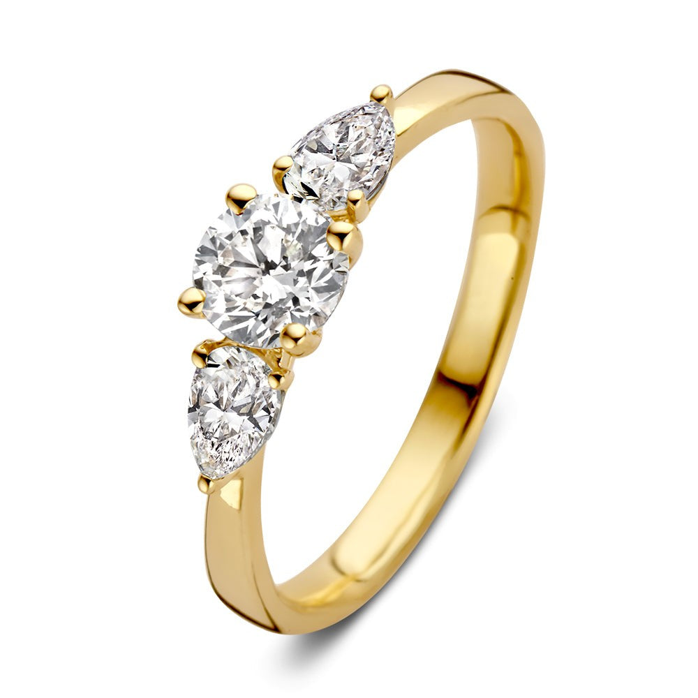 Anillo de oro amarillo con tres diamantes, dos en forma de pera y uno redondo en el centro.