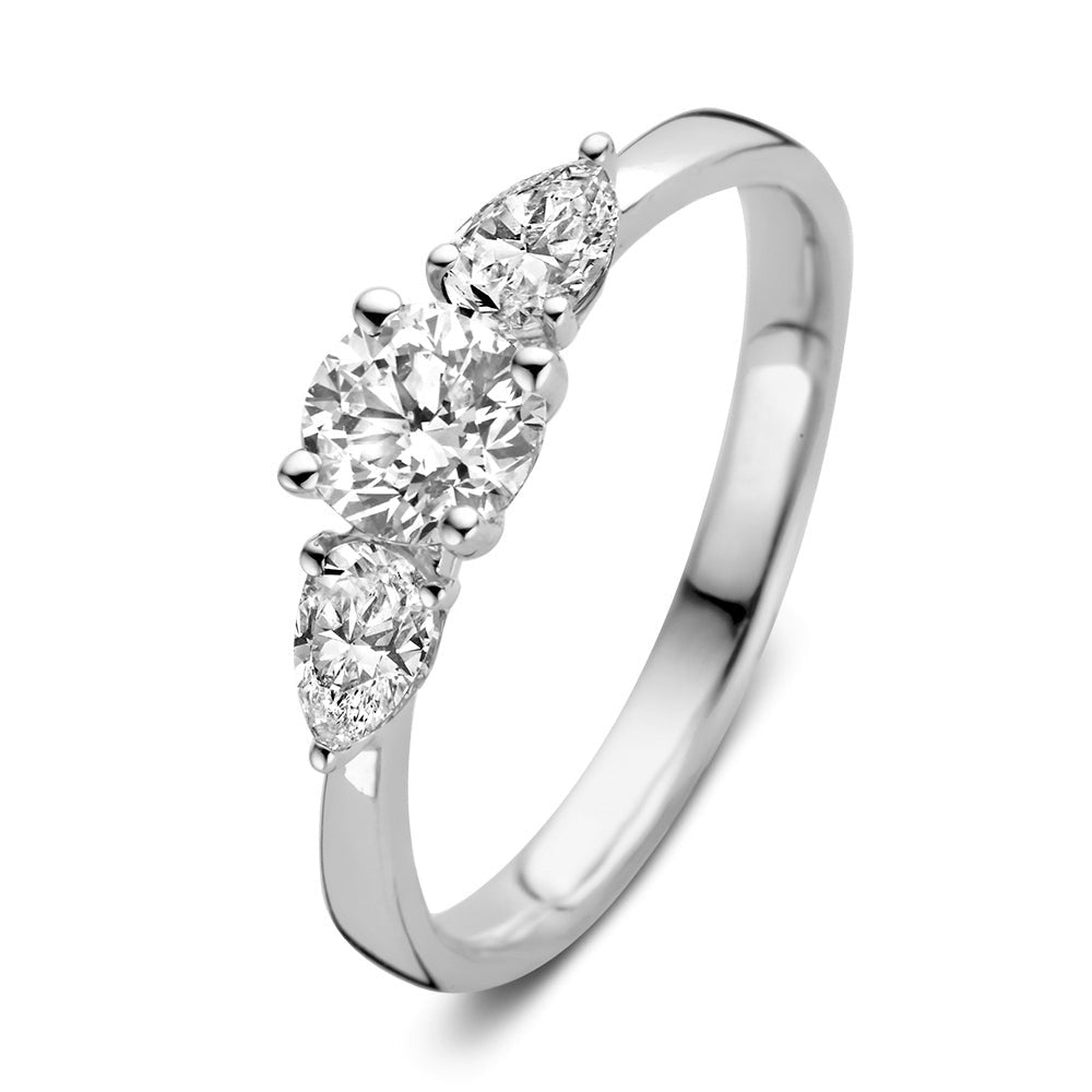 Anillo de oro blanco con tres diamantes, dos en forma de pera y uno redondo.