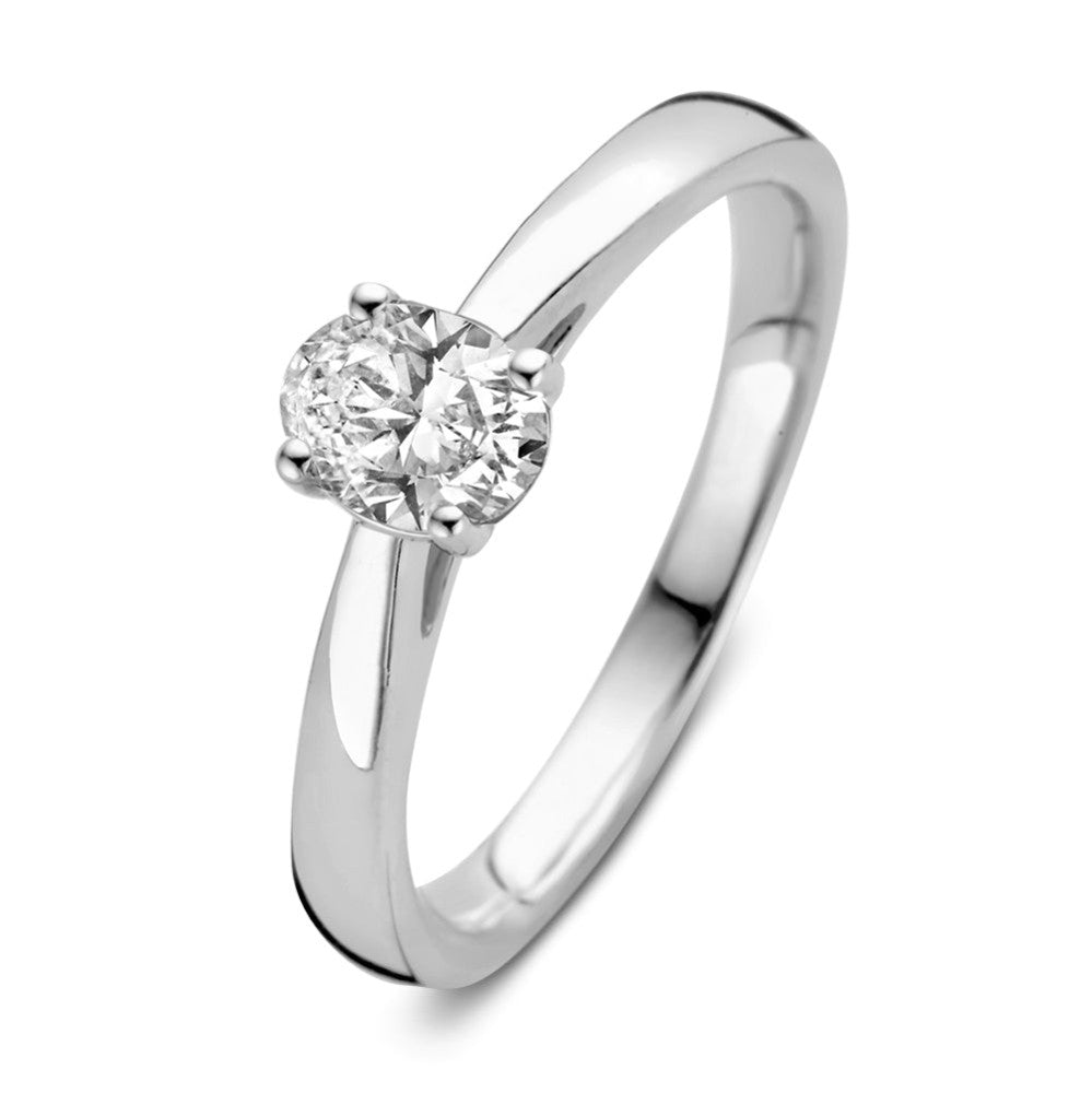 Anillo de oro blanco con un diamante central de 0,50 quilates y banda pulida.