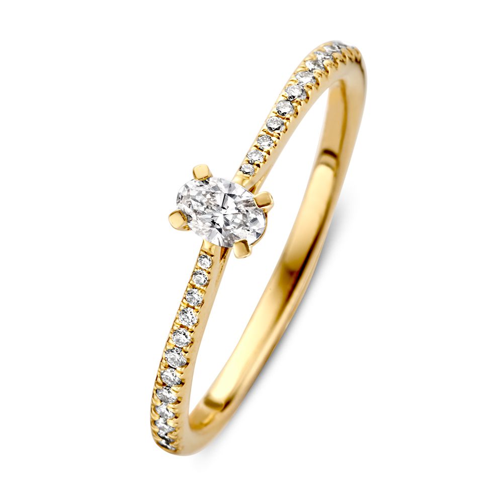 Anillo de oro amarillo con diamante ovalado y brillantes, 14 quilates, 0,28 ct.