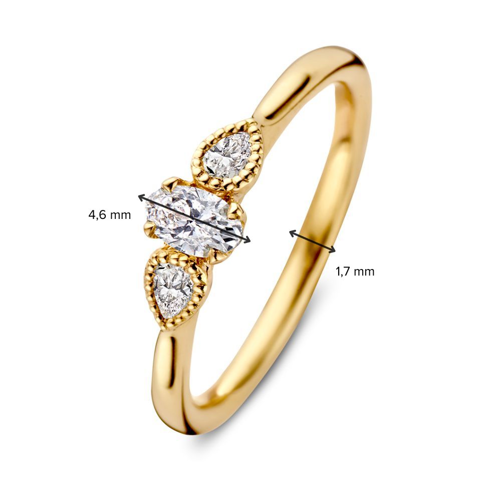 De Excellent Jewelry Vintage Driesteens ring heeft een ovale 0,35 ct H/SI-1 diamant en twee peergeslepen zijstenen in 14 karaat geelgoud met decoratieve randen; bovenbreedte 4,6 mm, bandbreedte 1,7 mm.