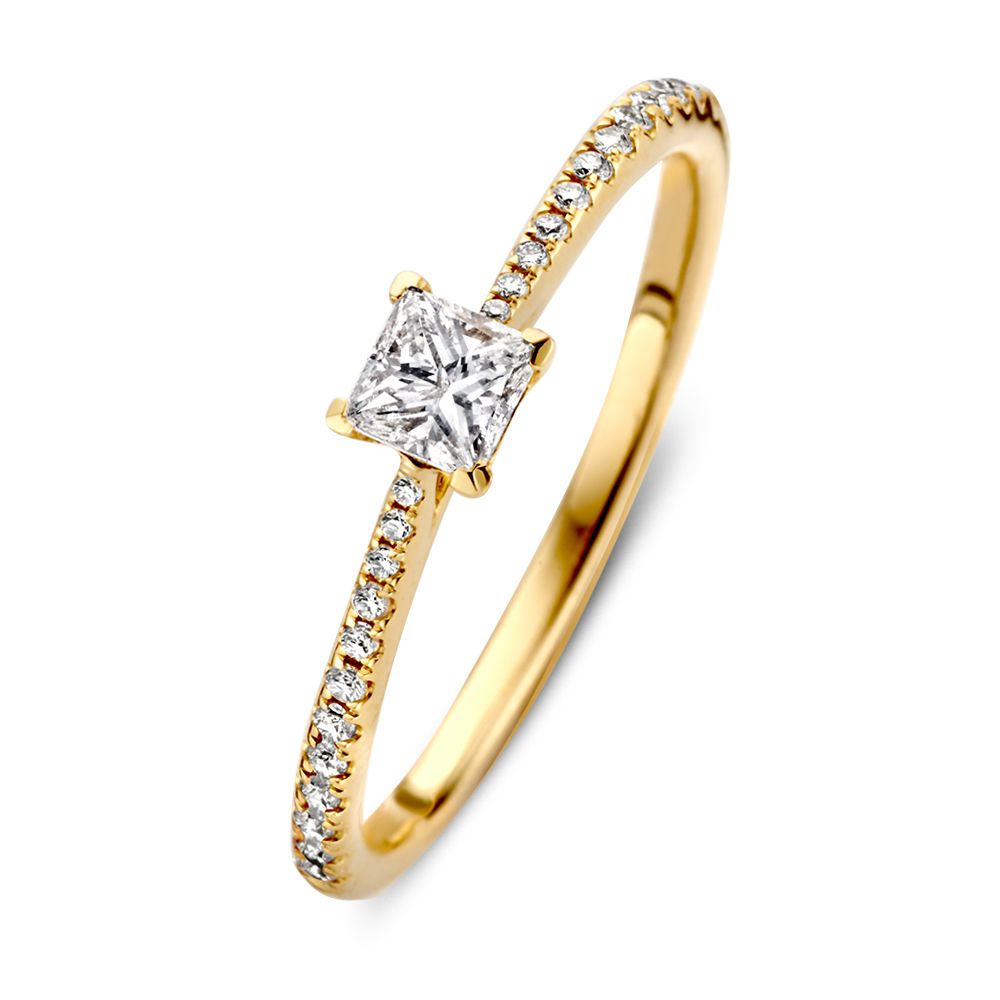 Anillo de dama en oro amarillo con diamante princesa y banda de diamantes, diseño atemporal.
