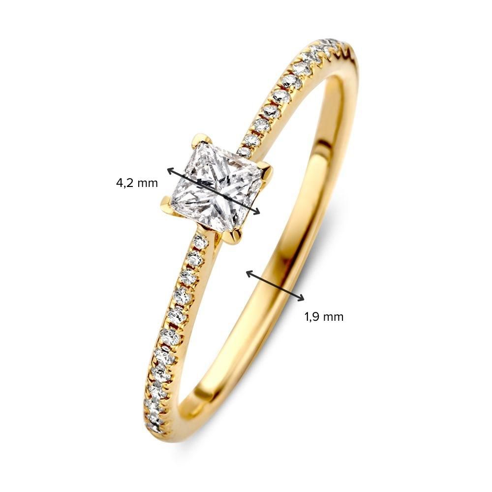 Anillo de mujer refinado en oro amarillo con diamante tallado en princesa y banda de diamantes – 0.38 crt, 14kt oro, calidad H/SI-1, diseño atemporal
