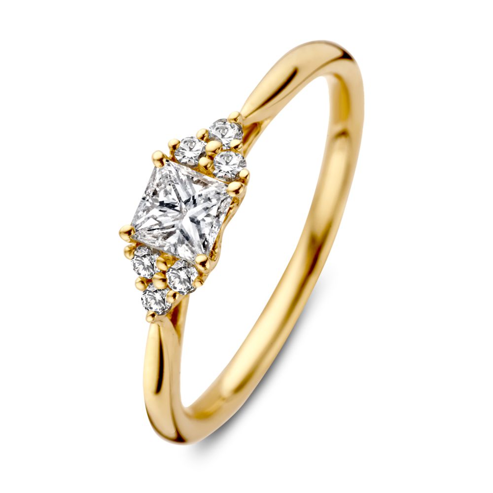 Anillo de oro amarillo con diamante en forma de princesa y brillantes de 0.52 crt.