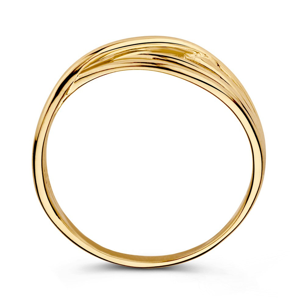 De Geelgouden Damesring van Excellent Jewelry is een 14 karaat gouden ring met tijdloos design en 7,7 mm breedte, elegant gepresenteerd tegen een witte achtergrond.