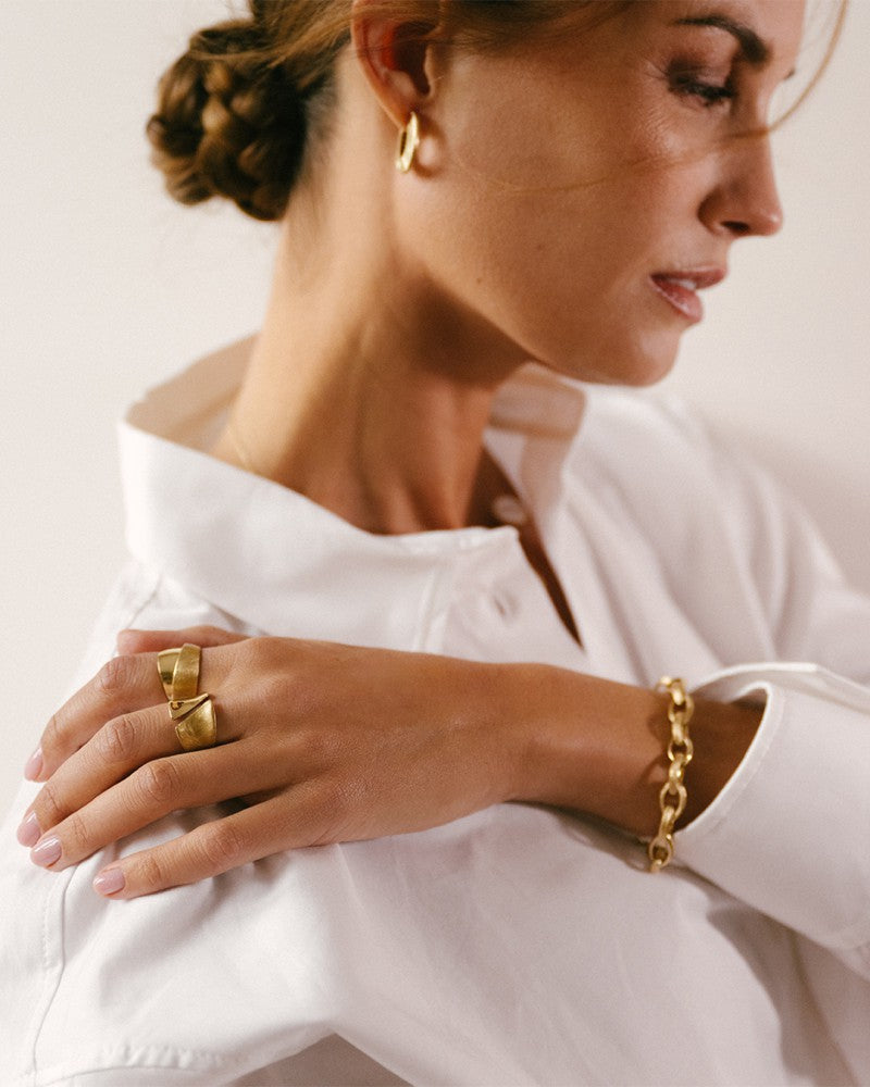 Anillo de diseño ancho de oro amarillo con acabado mate helado – 14 quilates de oro