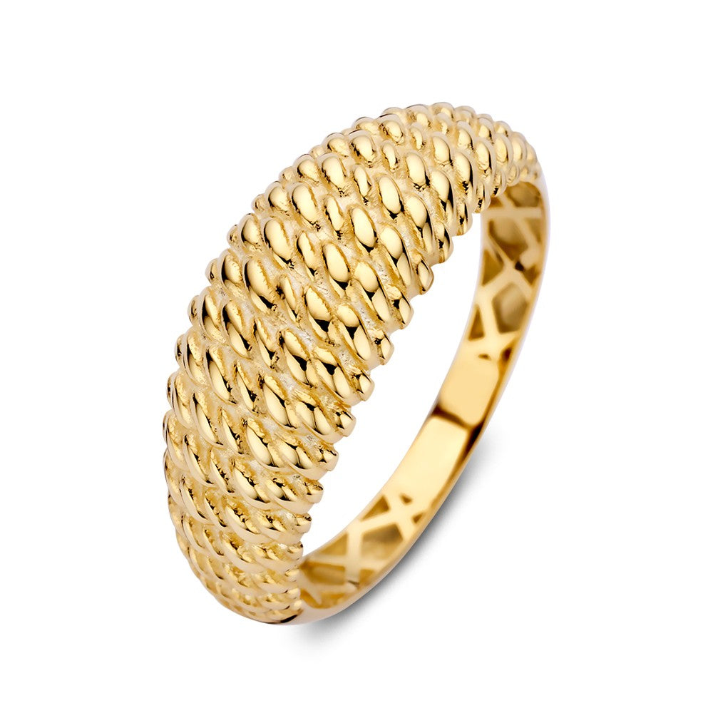 Anillo ancho de oro amarillo con acabado trenzado, diseño atemporal y elegante.
