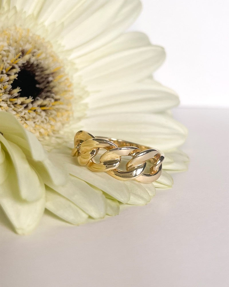 Anillo de oro amarillo con llamativas eslabones gourmet - Lujo atemporal