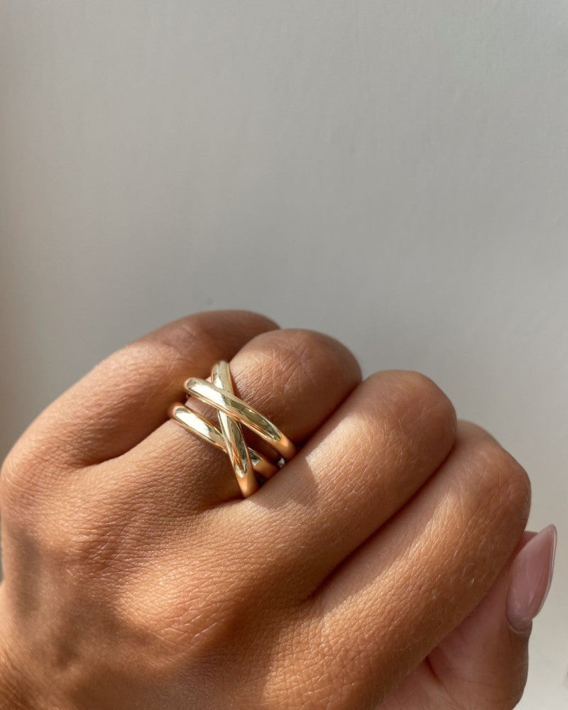 Anillo Cruzado de Oro Amarillo – 14 Quilates con Gran Apariencia y Bandas Suaves