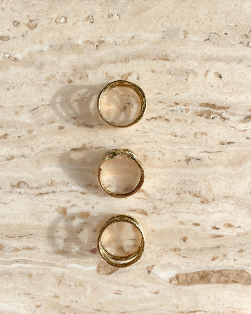 Anillo Ancho de Oro Amarillo con Tres Bandas de Oro – Una Declaración de Elegancia