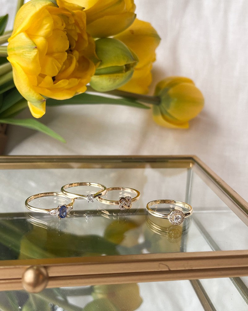 Elegante Anillo de oro amarillo con diseño de nudo y diamante: Una joya atemporal 0.04 crt.