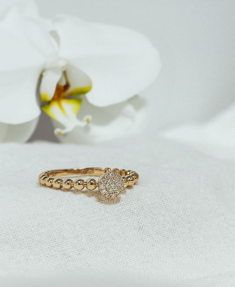 Anillo de oro amarillo con diamante en el centro – Lujo sutil 0.09 crt.