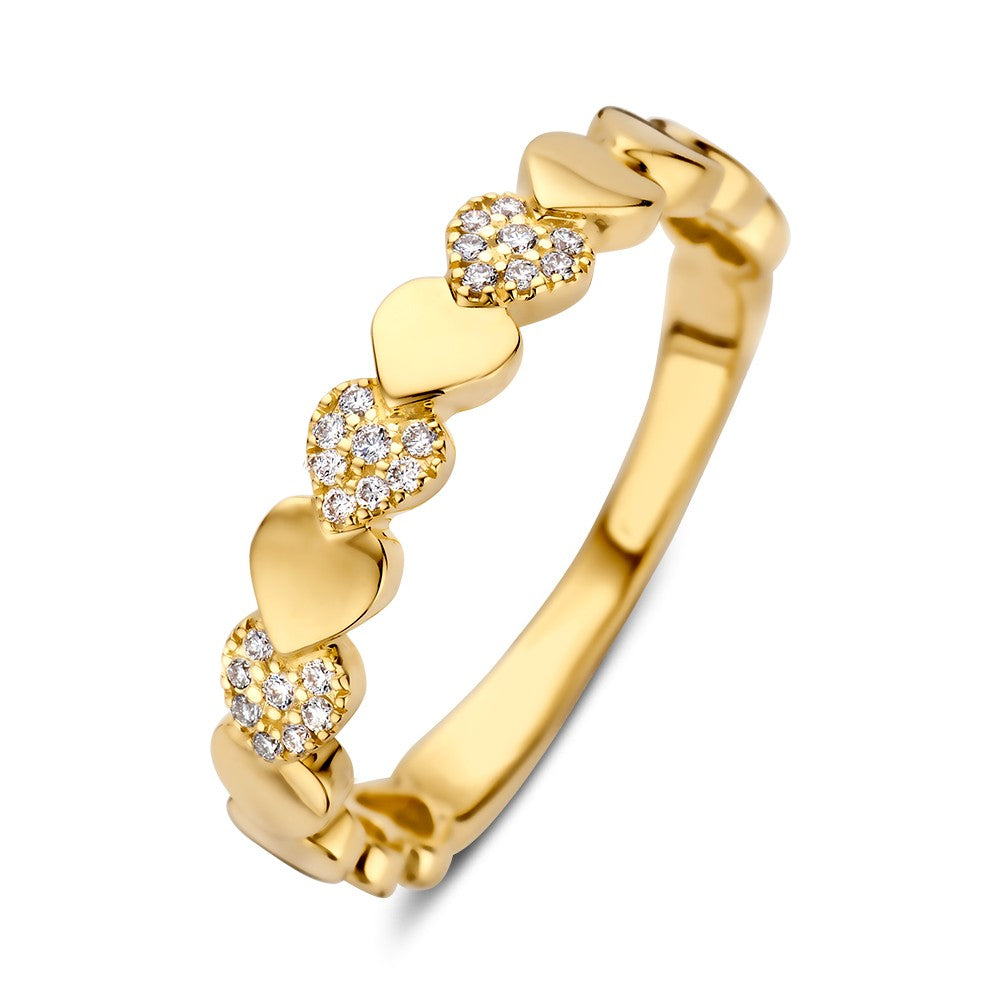 Anillo de oro amarillo con diamantes en forma de corazones, con un diseño sutil y elegante.