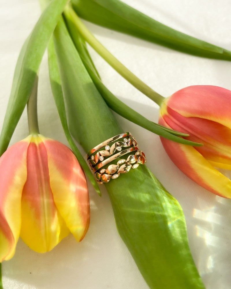 Anillo de oro amarillo único con diseño de hoja y diamante – Un lujo natural 0.09 crt.