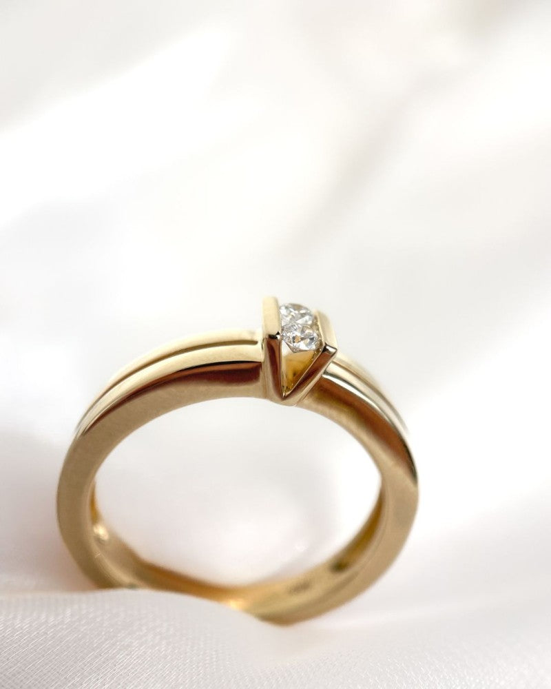 Anillo de oro amarillo con dos brillantes – diseño elegante y engaste en V elevado – 14 quilates de oro
