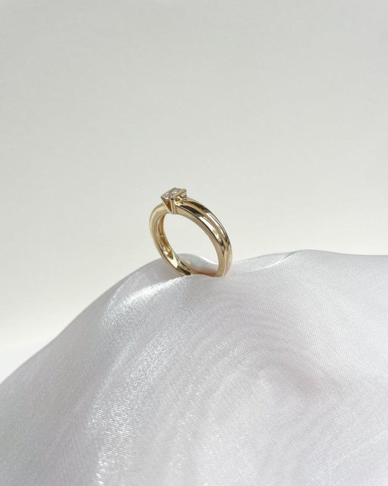 Anillo de oro amarillo con dos brillantes – diseño elegante y engaste en V elevado – 14 quilates de oro