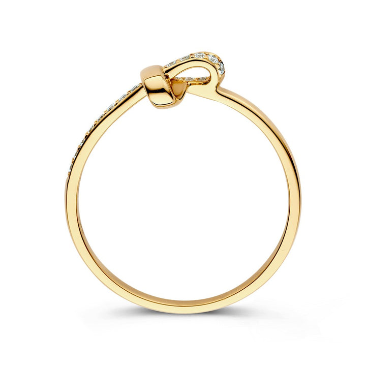 De Excellent Jewelry Geelgouden Hart Ring met Diamanten, 0,11ct, heeft een gepolijst 14k gouden knoopontwerp geaccentueerd door fonkelende diamanten langs de band, waardoor minimalistische elegantie wordt gecombineerd met tijdloze stijl.