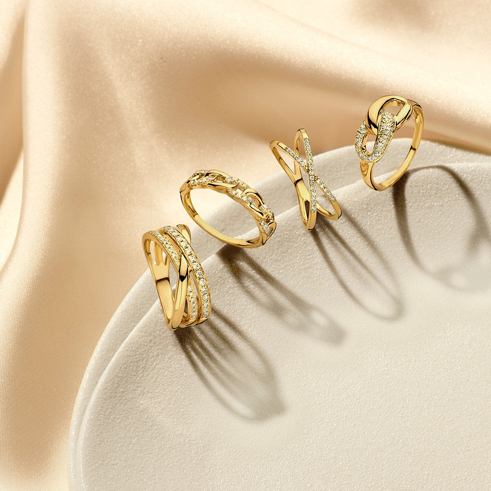 Anillo Refinado de Oro Amarillo con Bandas Cruzadas y Diamantes – 14 Quilates