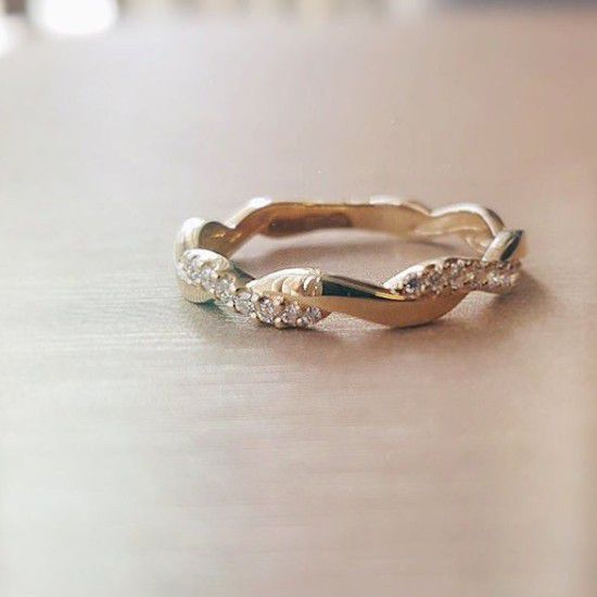 Elegante Anillo de Oro Amarillo con Diamante Brillante 0.14 crt.