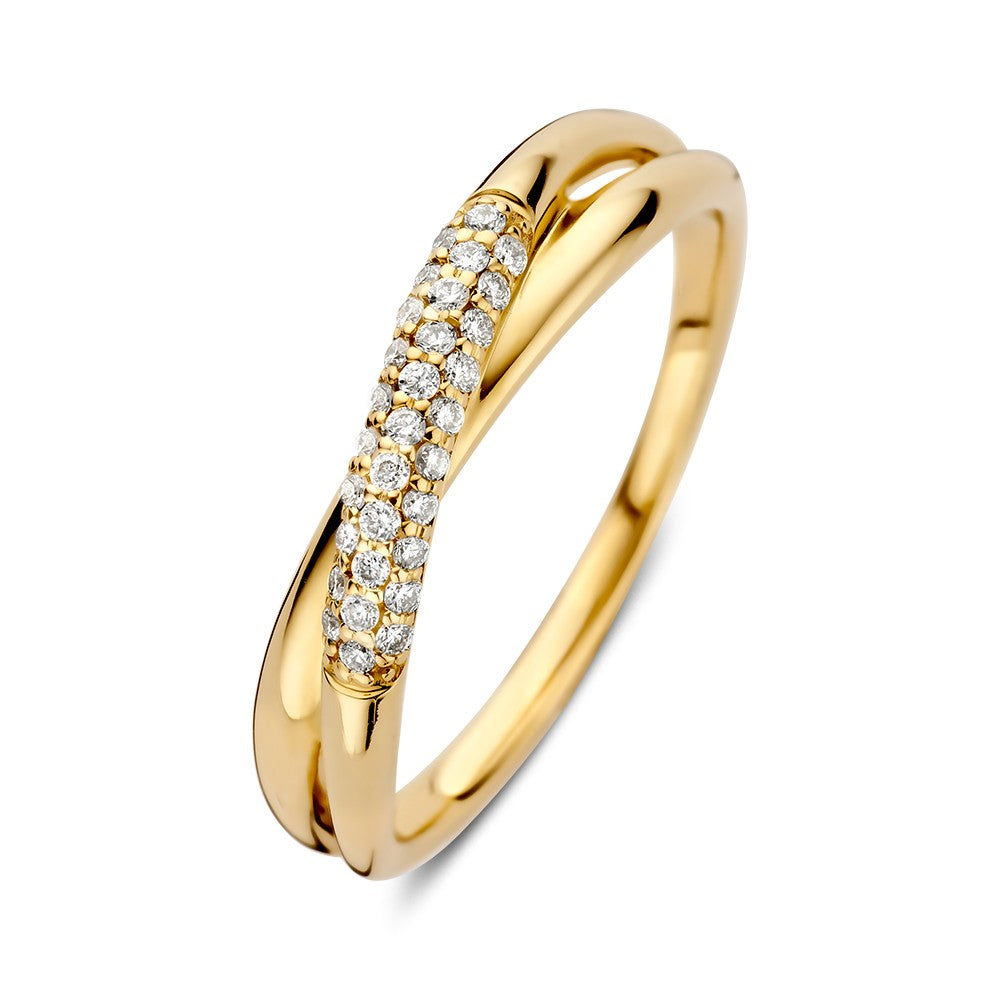 Anillo de oro amarillo con brillantes de 0.15 crt en un diseño entrelazado.