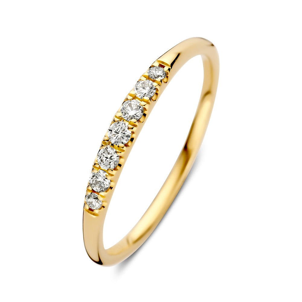 Anillo de oro amarillo con brillantes de 0.16 crt en un diseño delicado.