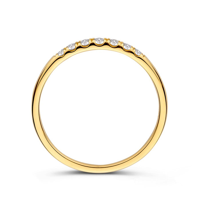 De Ring geelgoud briljant 0.16 crt. van Excellent Jewelry is een slanke 14 karaat gouden ring met een rij sprankelende diamanten, elegant gepresenteerd op een witte achtergrond.