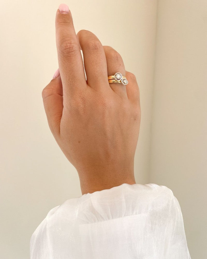 Elegante Anillo de Oro Blanco y Oro Amarillo con Diamantes Brillantes y Baguette en Engaste Invisible – 0,17 crt