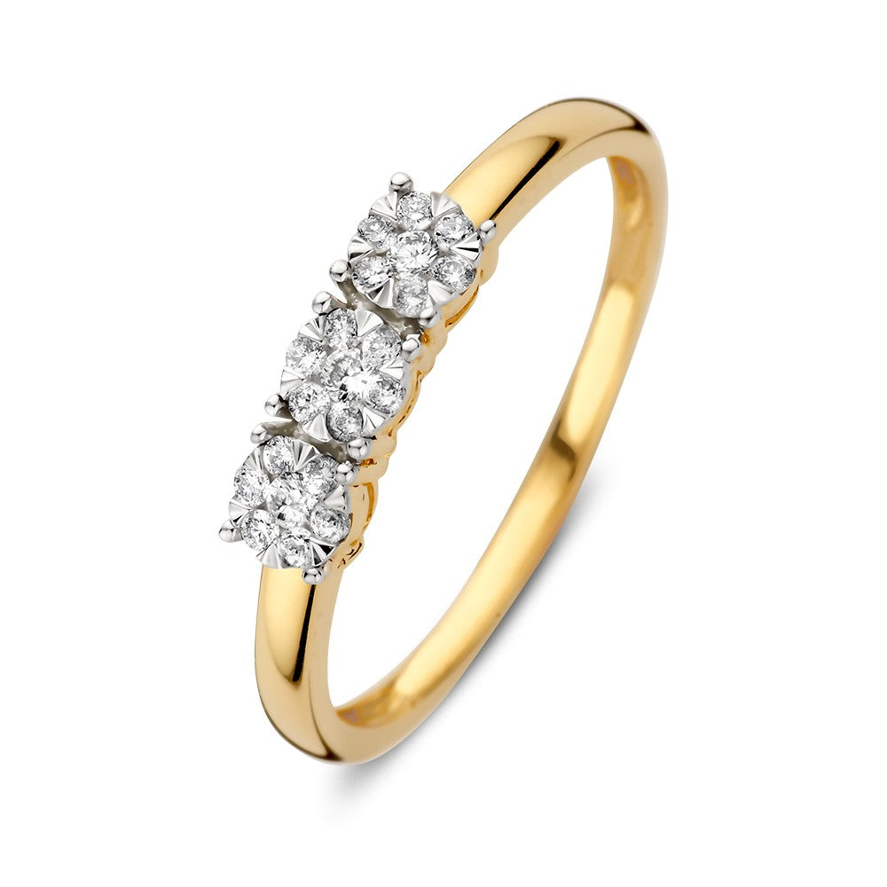 Anillo de tres piedras en oro amarillo con diamantes en engaste de entorno, 0,18 crt.