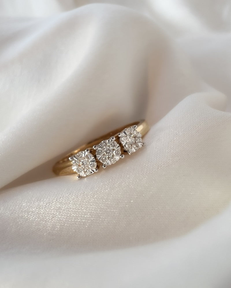 Elegante Anillo de Tres Piedras en Oro Amarillo con Diamantes en Engaste de Entourage – 0,18 crt