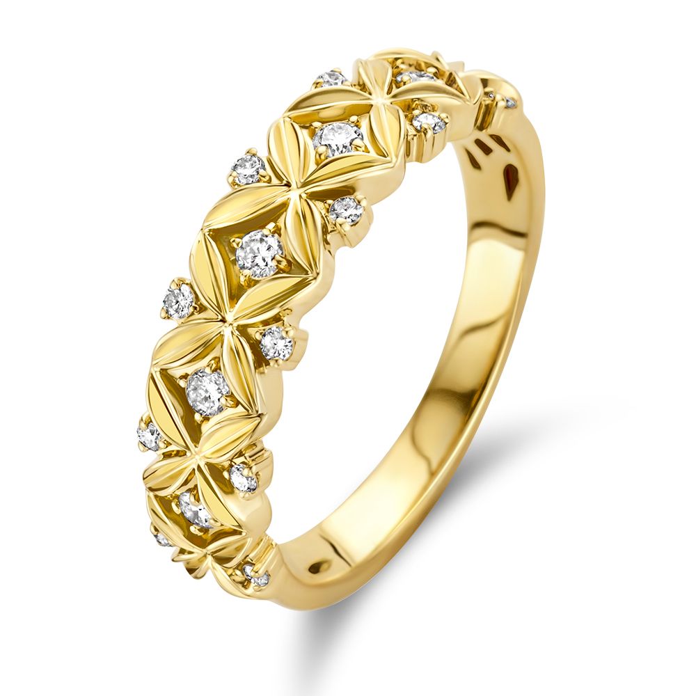 Anillo de oro amarillo con diamantes, diseño refinado y detalles en relieve.