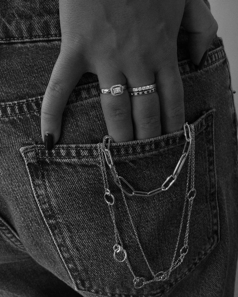 Anillo bicolor elegante de oro con diamantes brillantes y baguette en engaste invisible 0.20 crt.