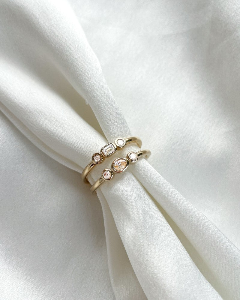 Anillo de oro amarillo de 14k con esmeralda y diamantes de corte brillante