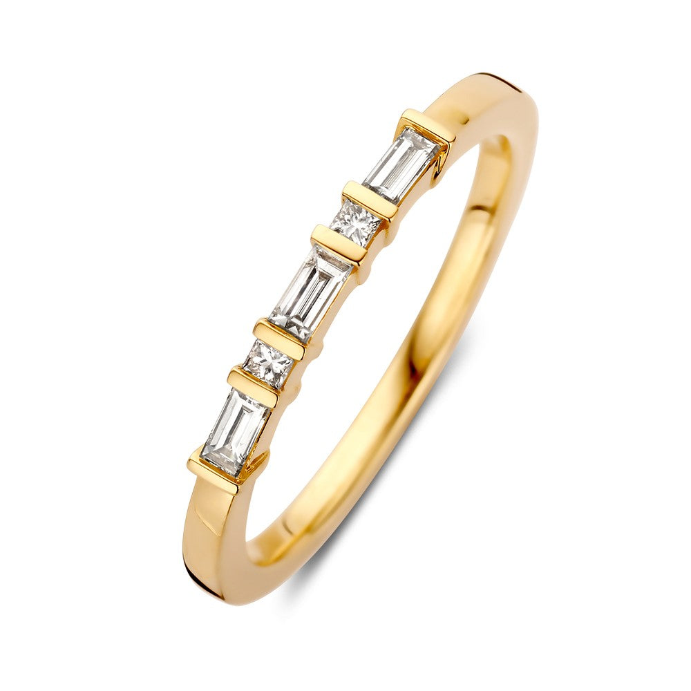 Anillo de oro amarillo con diamantes brillantes de 0.20 crt en forma rectangular.