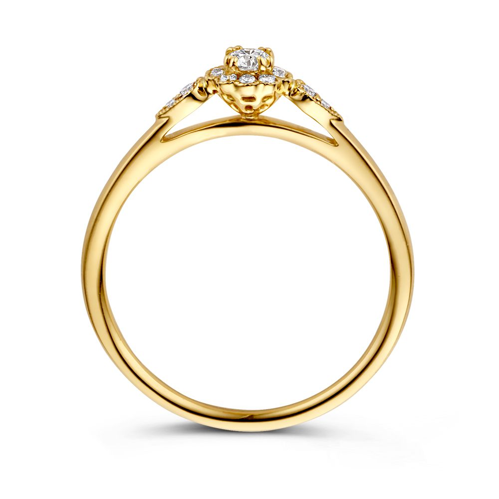 De Verfijnde Geelgouden Ring met Briljant Geslepen Middensteen 0.21 crt. van Excellent Jewelry heeft een elegante, dunne band en schitterende middensteen, geaccentueerd door kleinere diamanten die de verfijnde zetting benadrukken.