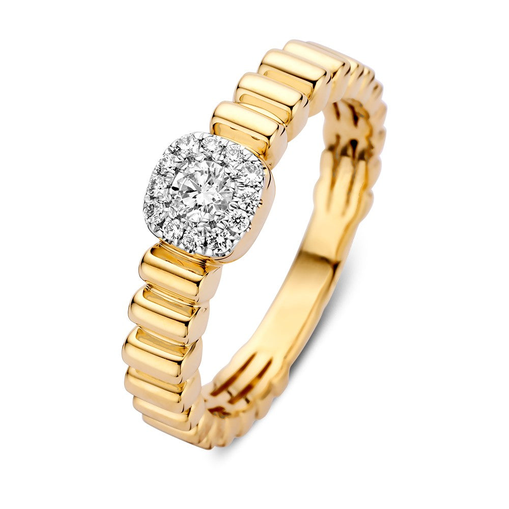Anillo dorado con acabado estriado y diamantes brillantes en el centro.