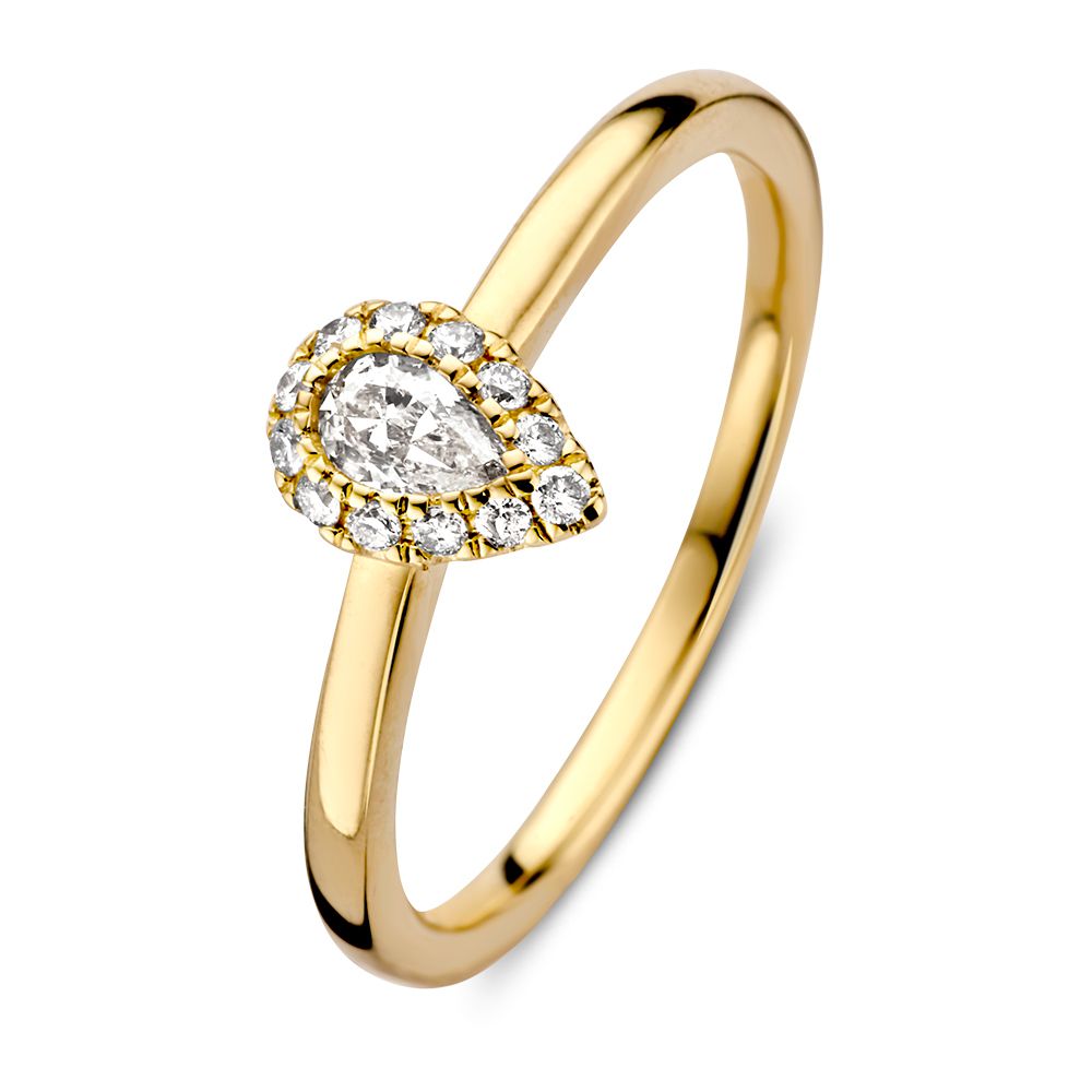Anillo de oro amarillo con diamante en forma de pera y circonitas alrededor.