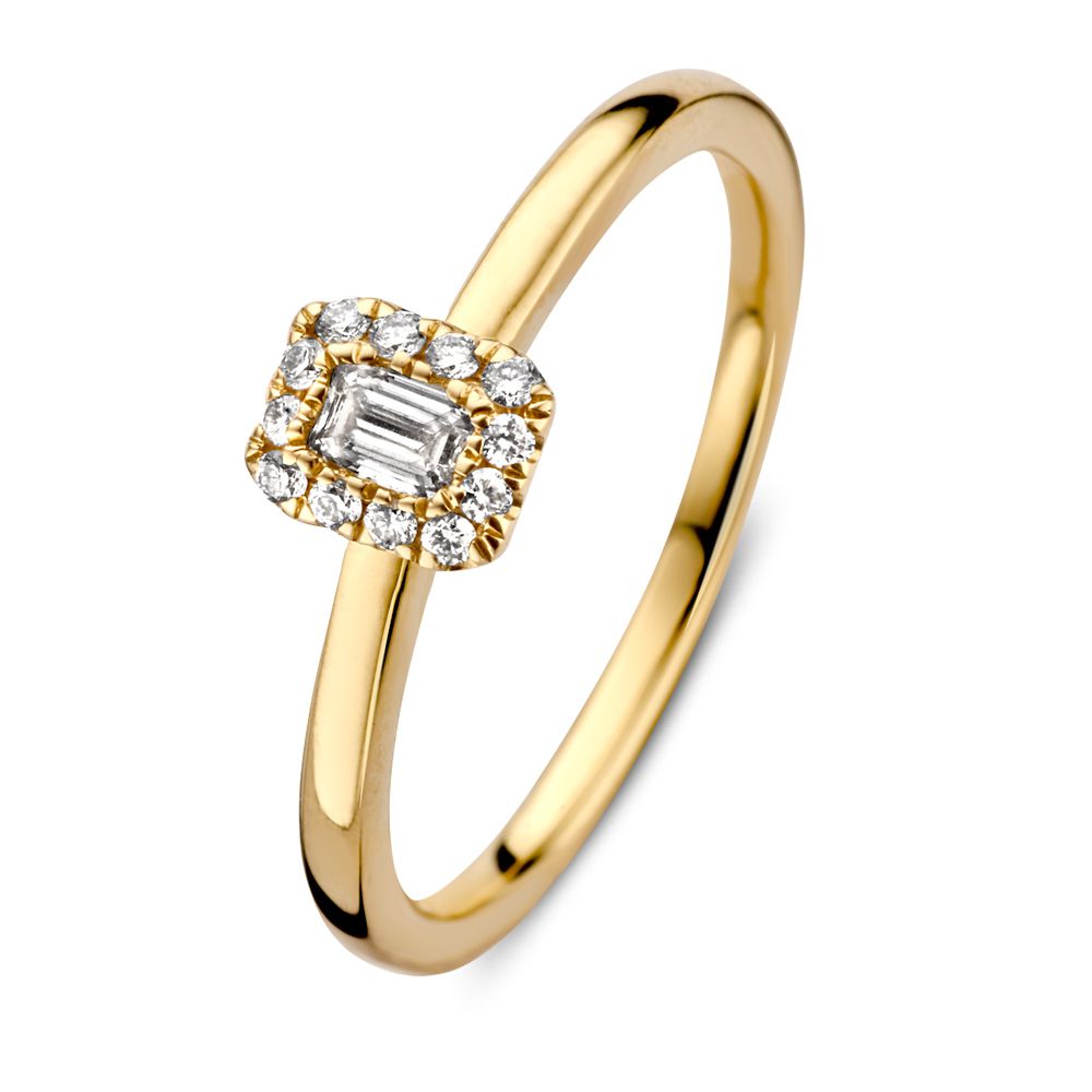 Anillo de oro amarillo con diamante baguette de 0.24 crt y diamantes alrededor.