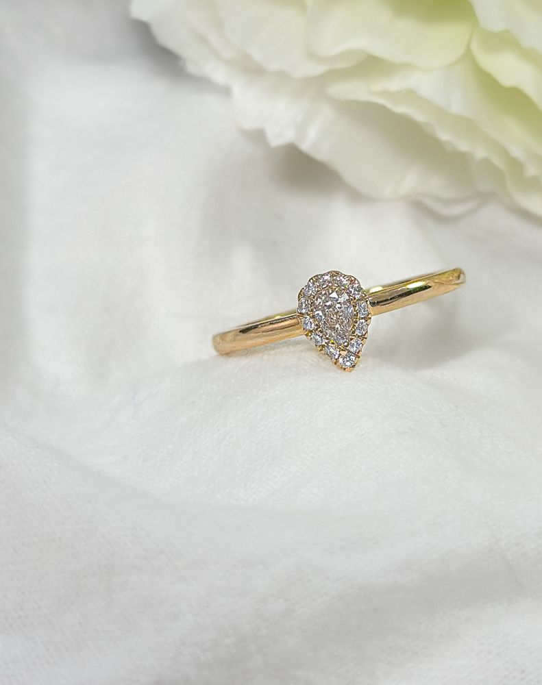 Elegante Anillo de Oro Amarillo con Diamante Pera: Brillo Atemporal 0.24 crt.