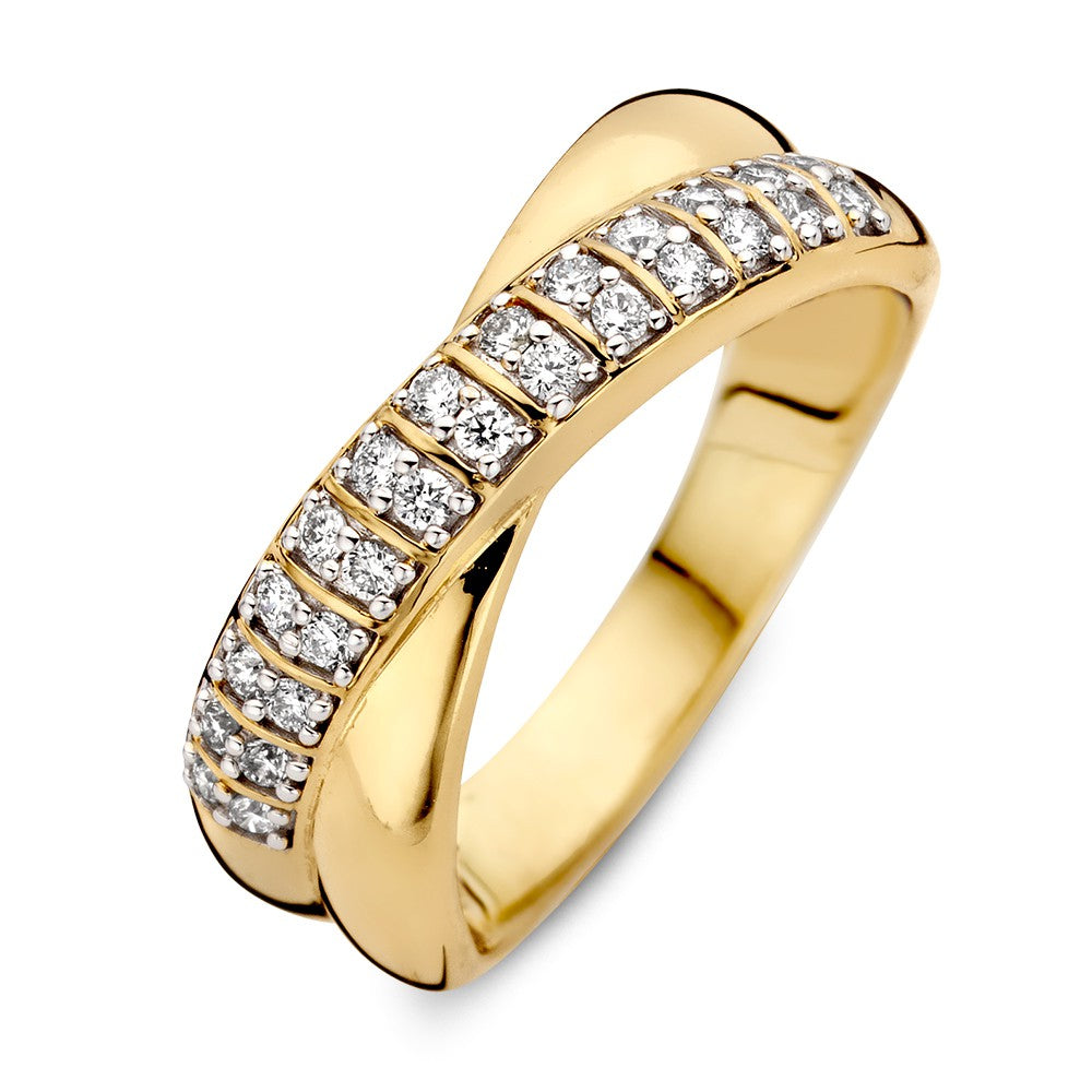 Anillo de oro amarillo con bandas cruzadas y diamantes engastados en pavé de 0.25 crt.