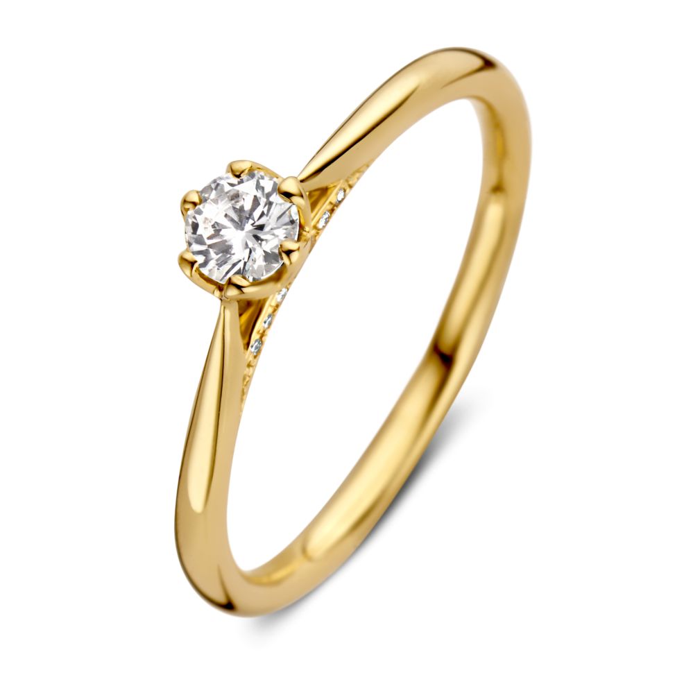 Anillo solitario de oro amarillo con una brillante piedra central y finos diamantes de 0.26 crt.